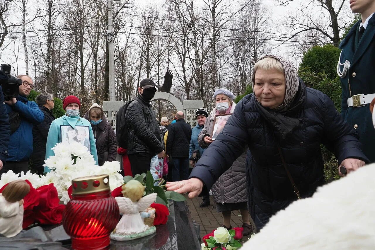 Трагедия в 2015 году. Катастрофа a321 над Синайским полуостровом (2015). Памятник жертвам авиакатастрофы над Синаем. Авиакатастрофа над Синайским полуостровом в 2015. Почтили память жертв катастрофы над Синаем.