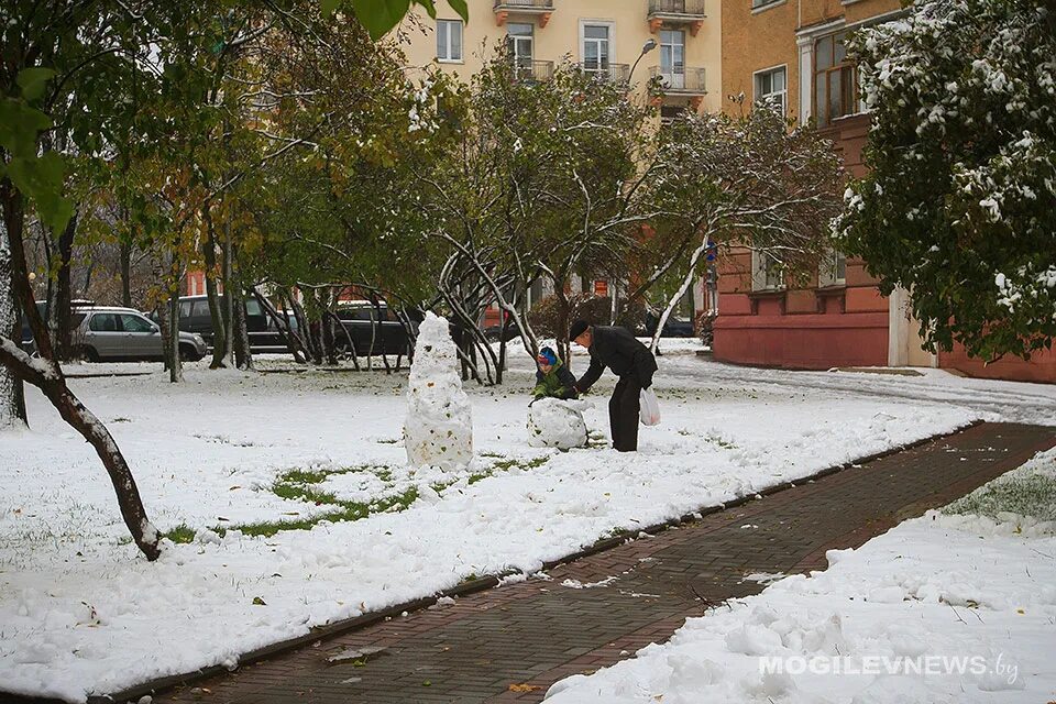 Могилев снег. Могилев снегопад. Первый снег в Могилеве. Могилев зима. Погода в могилеве сегодня по часам