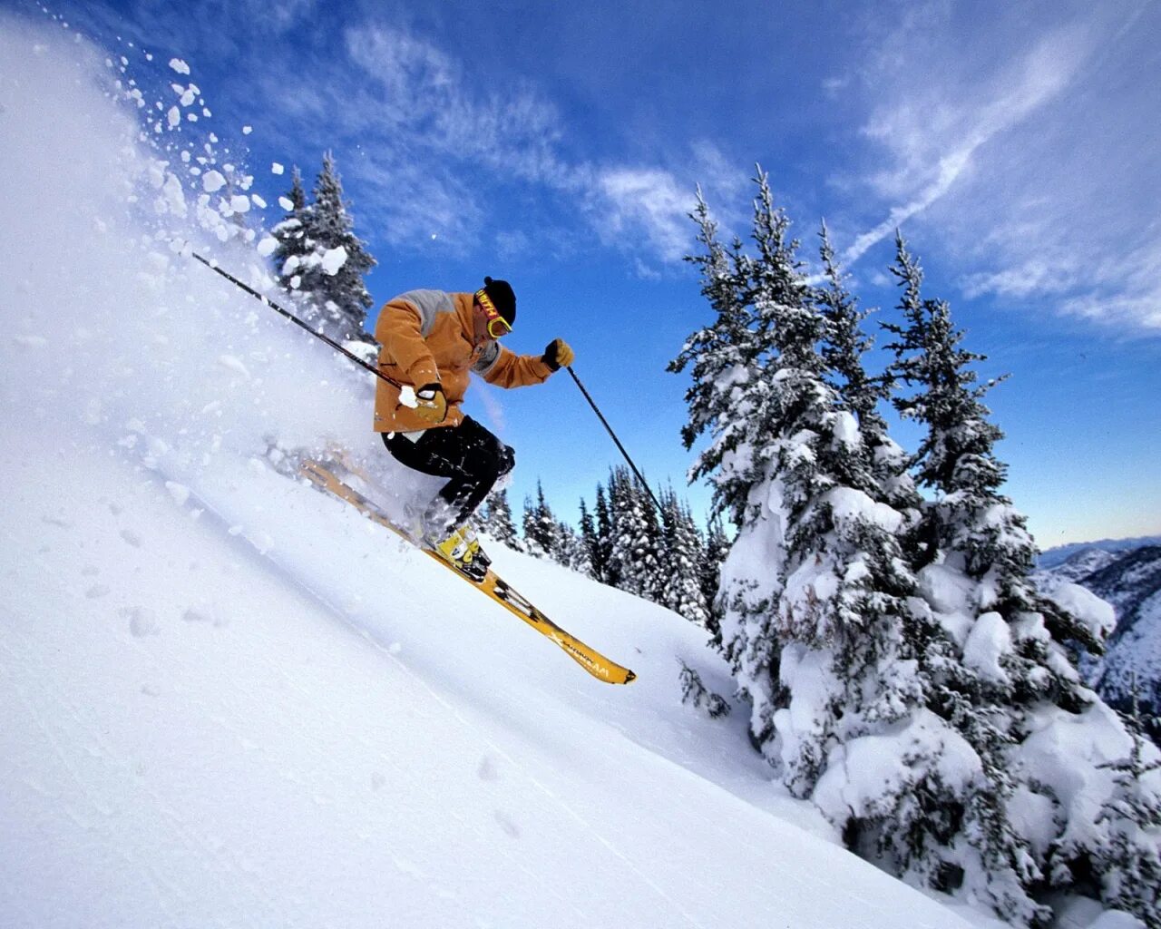 Ski adventure. Горнолыжный спорт. Горные лыжи. Лыжник в горах. Горнолыжный спуск.