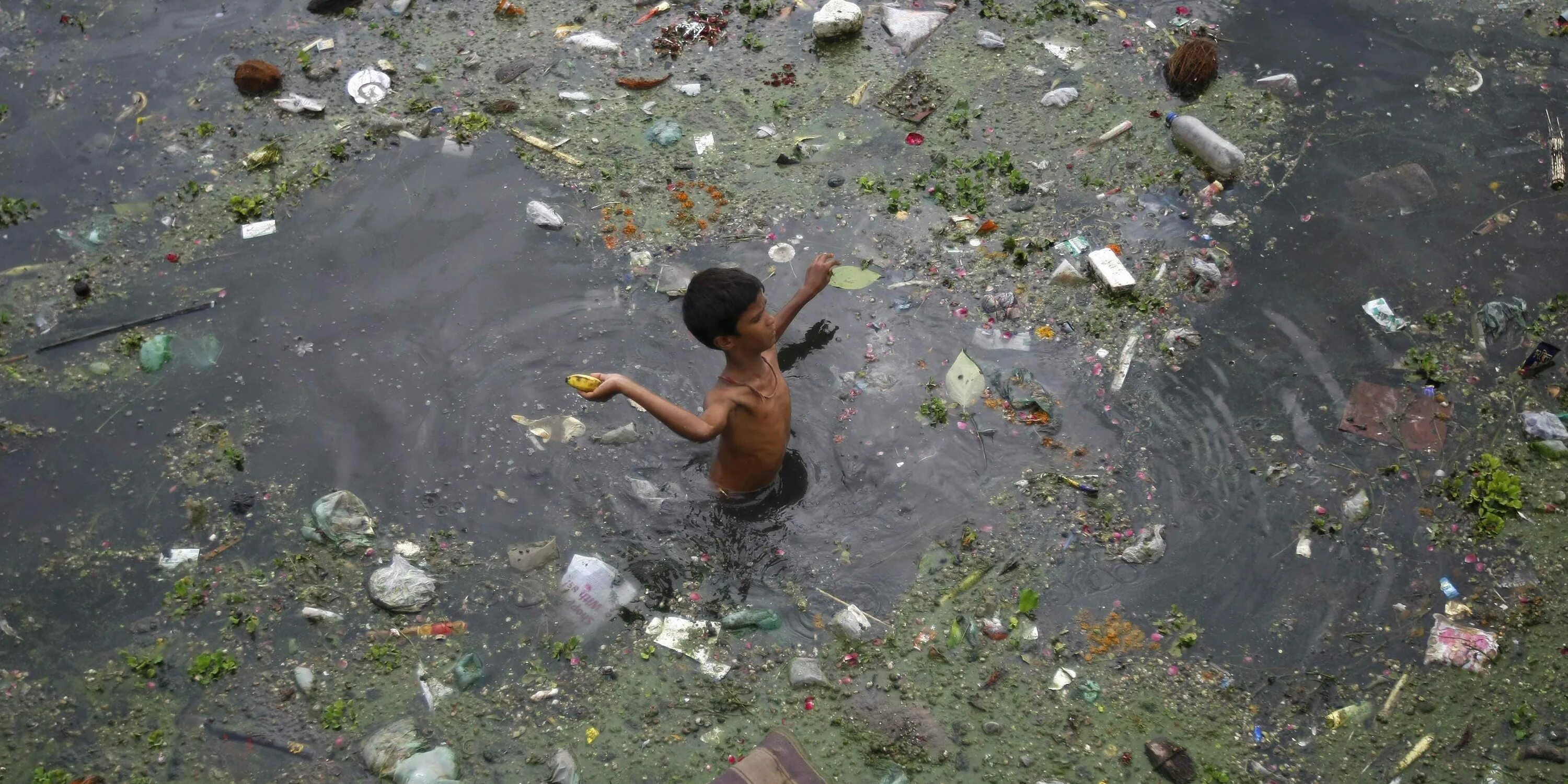 Самая грязная река в Индии. Грязная вода.