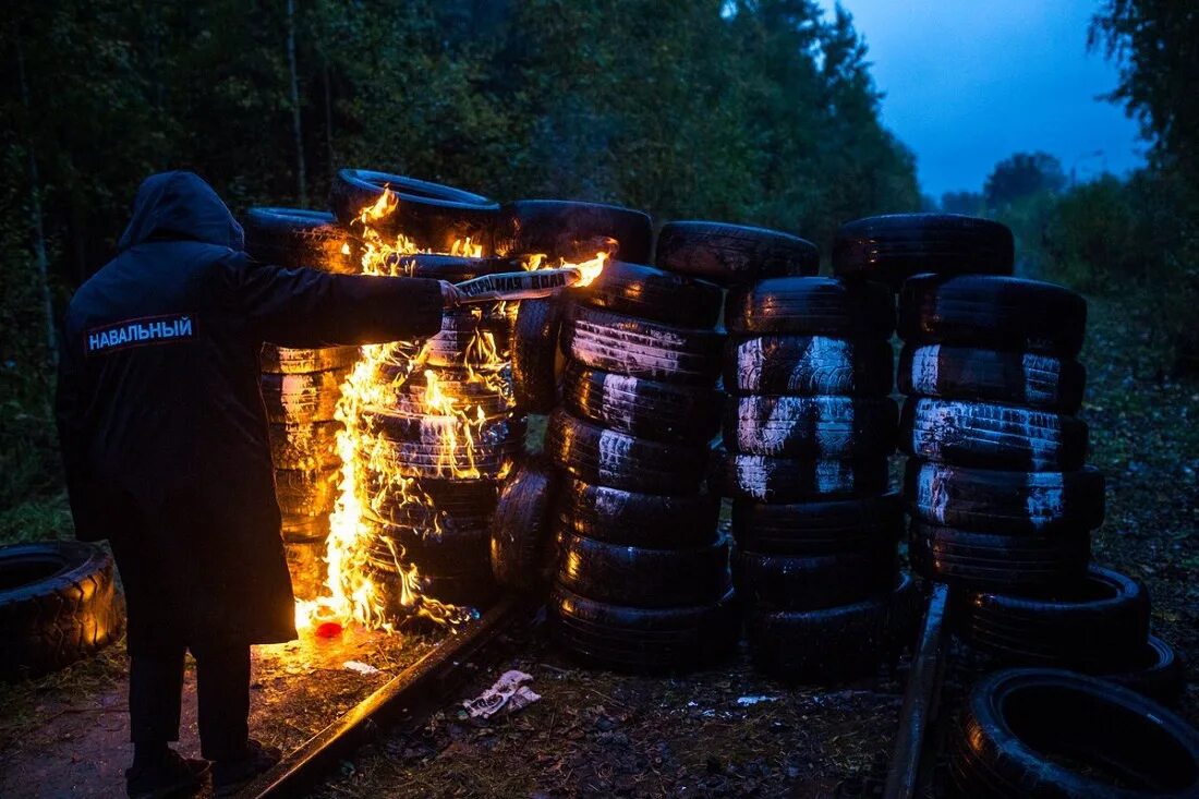 Поджигали покрышки. Горящие покрышки. Сжигание покрышек. Сжигание людей в покрышках.