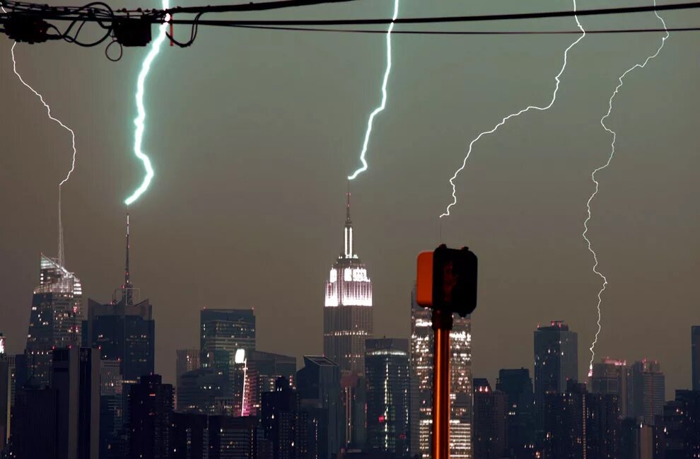 грозовые разряды пожар. громоотвод в питере. молния в лахта центр. громоотвод. гроза дом.
