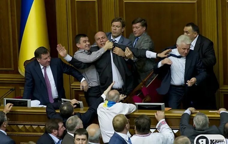Депутаты рады обсуждают. Порошенко в верховной раде. верховная рада украины депутаты. драка в верховной раде. драка в парламенте.