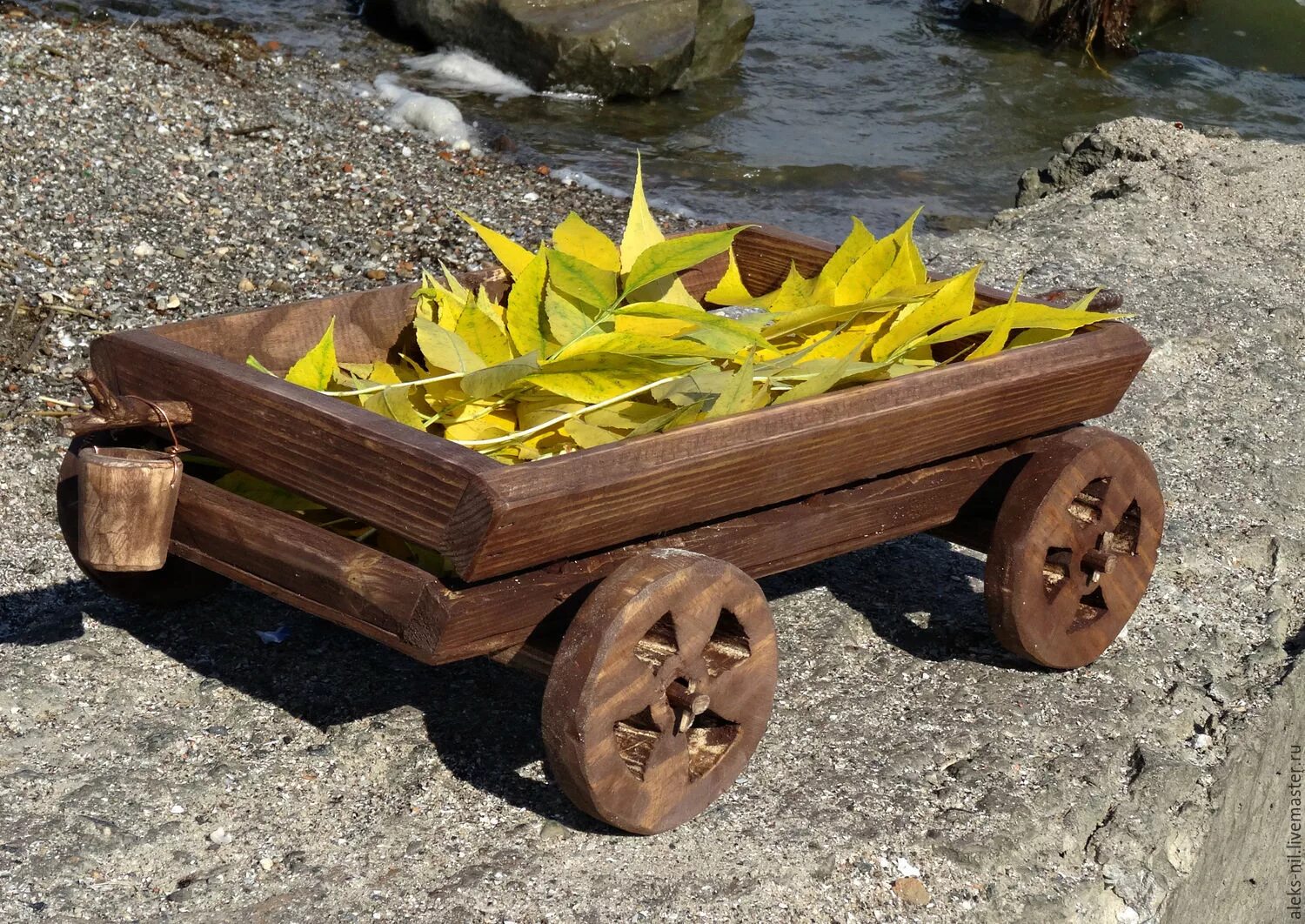 тележка из дерева для сада. телега из дерева декоративная. декоративная тележка своими руками. телега декоративная для сада. декоративная садовая тачка.
