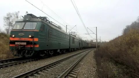 Электровоз с грузовым поездом приветливый машинист