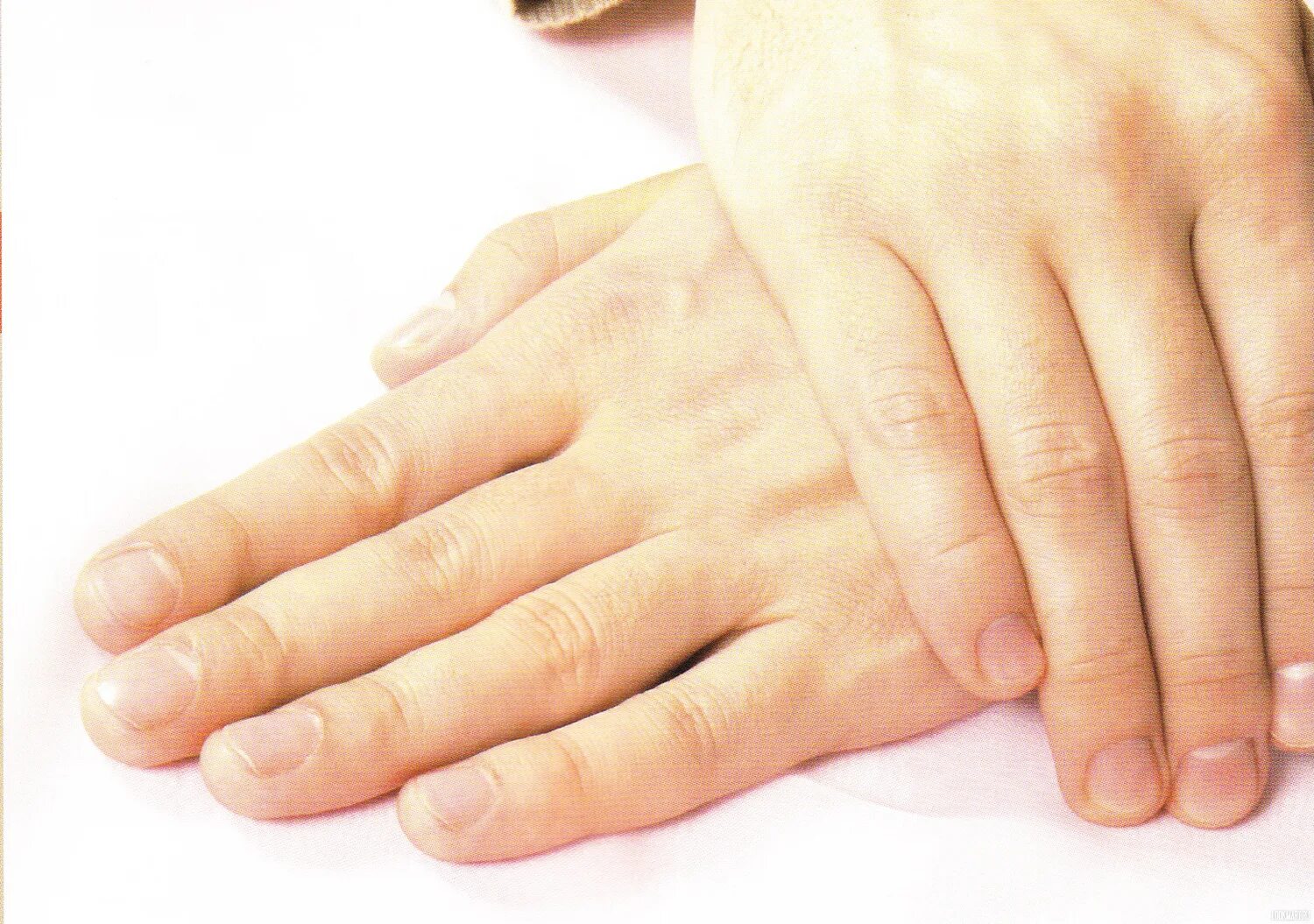 красивые ухоженные ноги. мужские пальцы. пальцы здоровые. пальцы здоровые. нормальный цвет ногтей на руках.