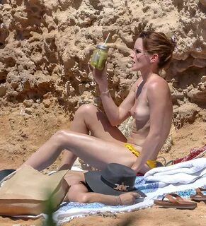32-летняя британская киноактриса и фотомодель Эмма Уотсон топлес на пляже.