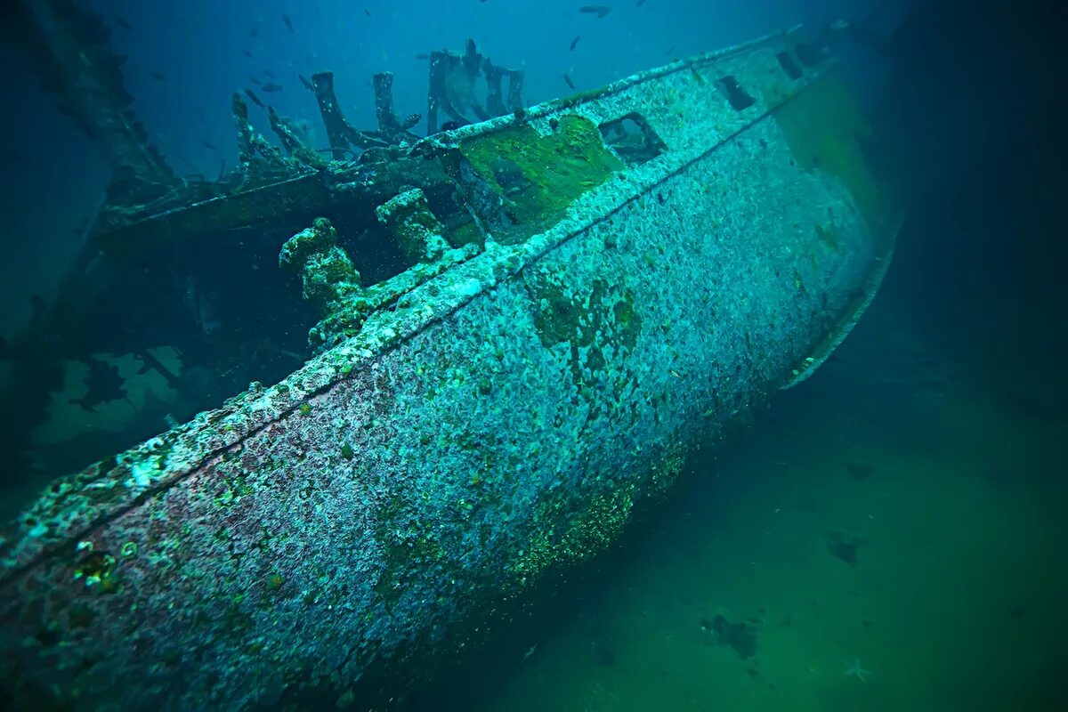 Затонувшие корабли на дне моря. Бермудский треугольник затонувшие корабли. Затонувший деревянный корабль. Затопленный корабль. Кладбище кораблей под водой.