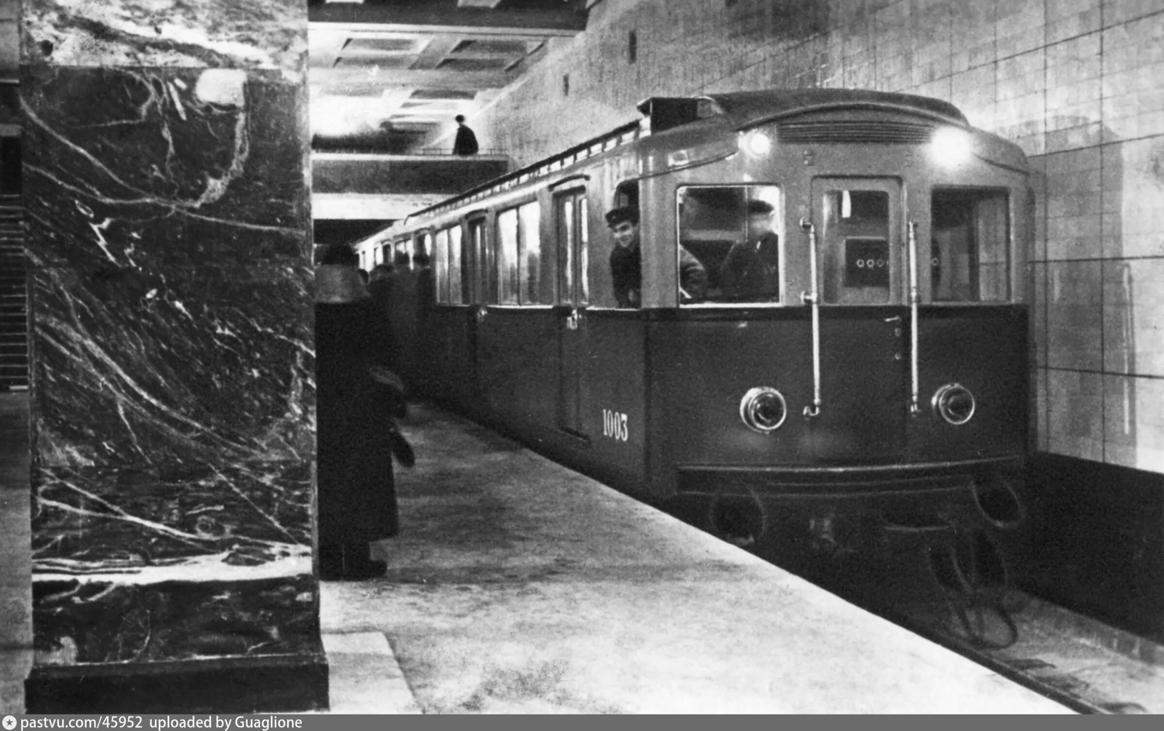 Первое метро в москве 1935. Станция метро библиотека имени ленина. Метро в 40 годах в москве. Метро в 40 годах в москве. Станция павелецкая радиальная 1943.