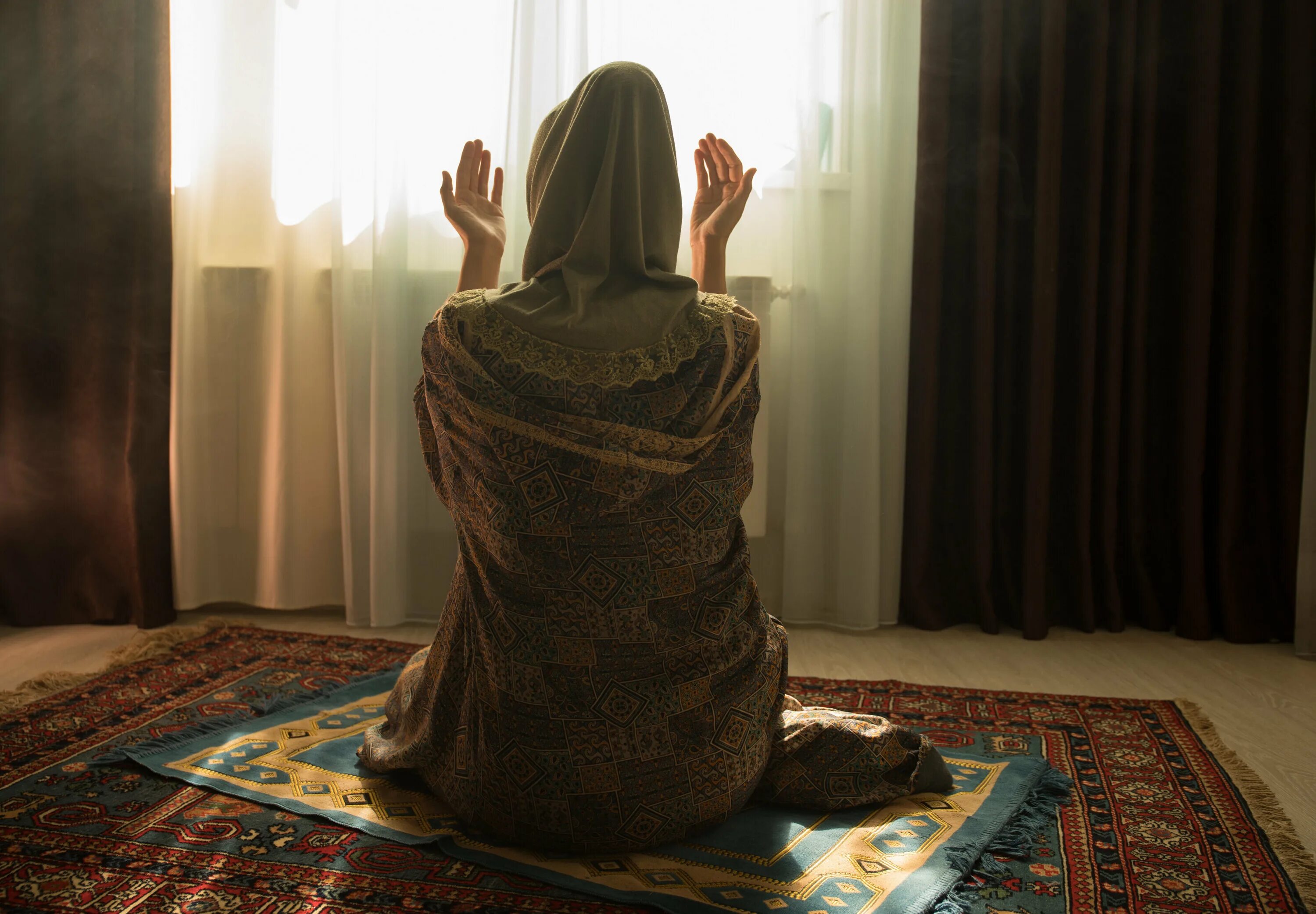 Молитва мусульманских женщин. Молящаяся девушка мусульманка. Мусульманка молится. Мусульманские женщины молятся. Женщина молится.