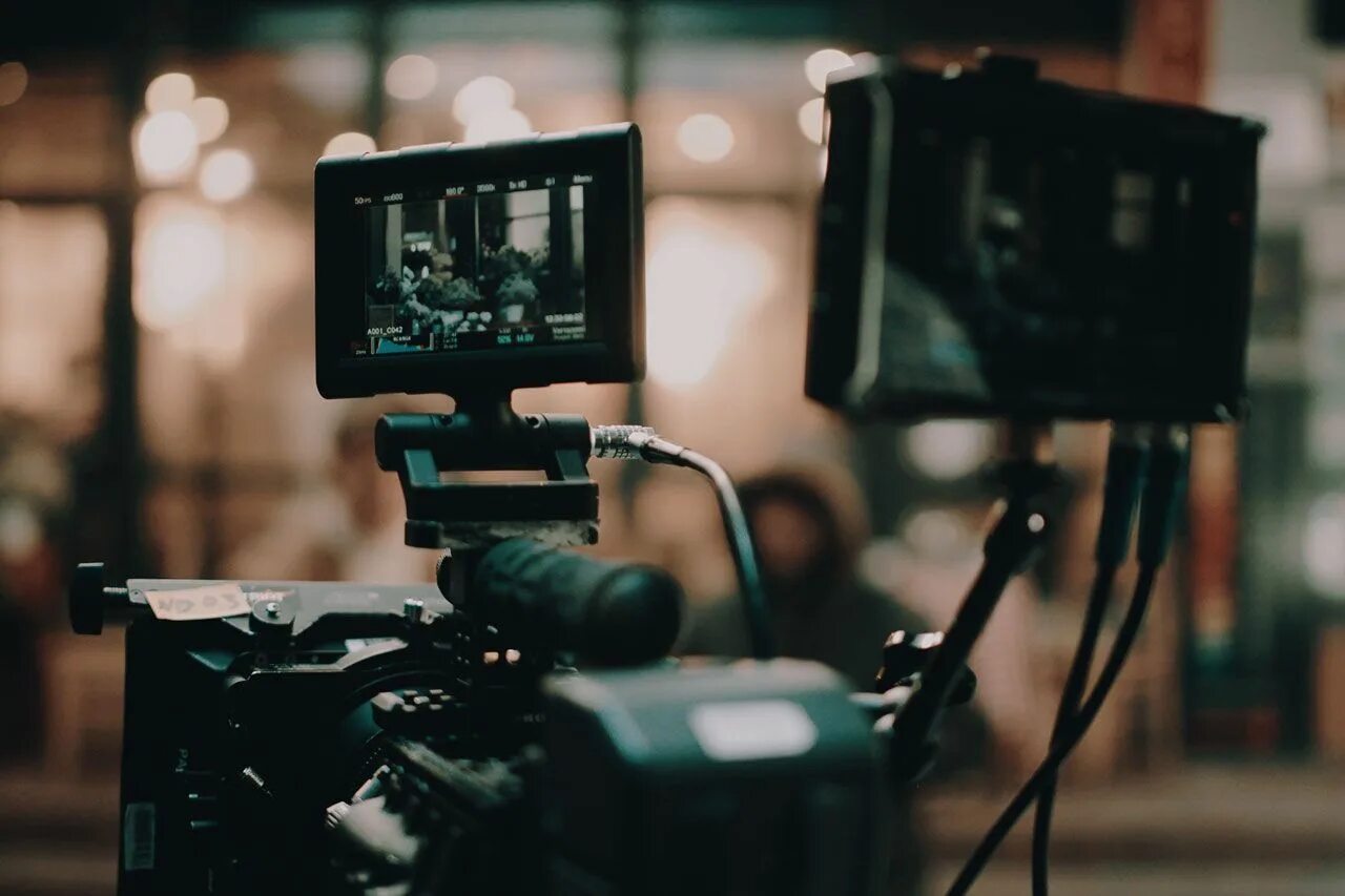 Создание музыкального клипа. Production в фильмах. Картинка видеосъемка музыкантов. Видеосъемка на фотоаппарат. Телевизионная камера.