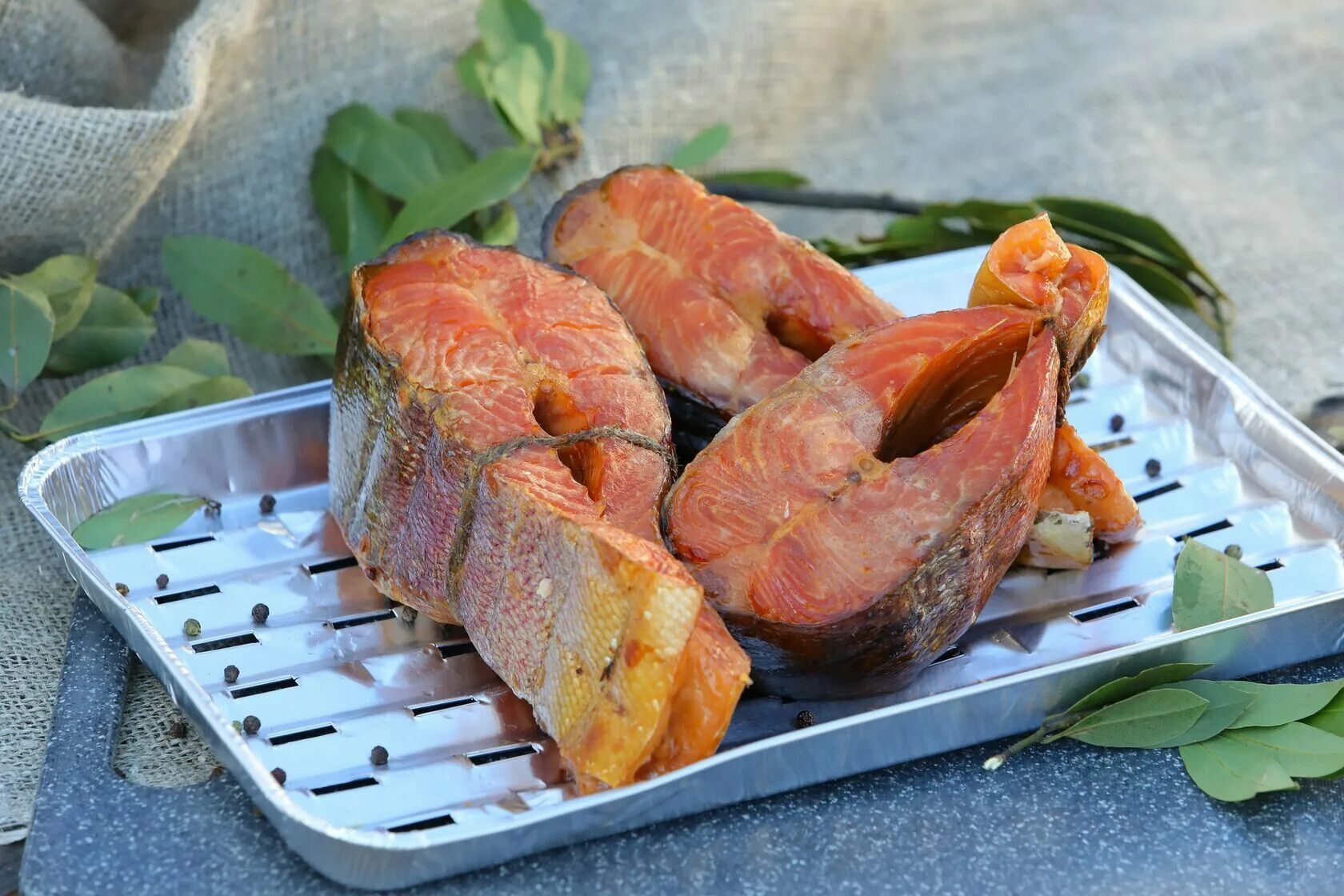 Рыба чир горячего копчения. Форель копченая стейк холодного копчения. Копченая форель в коптильне. Стейк форели горячего копчения. Форель тушка на костре.