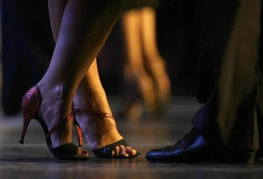 Танец ногами. Туфли танцовщицы. Танго милонга ноги. Туфли танцовщицы. Танцевальные туфли на ноге.