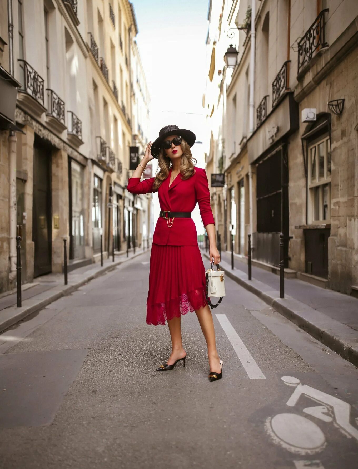 Парижский Гаврош стиль. Мода Парижа Франции стиль Парижский Шик. Парижский Шик стиль. Французский Шик утонченный образ парижанки.