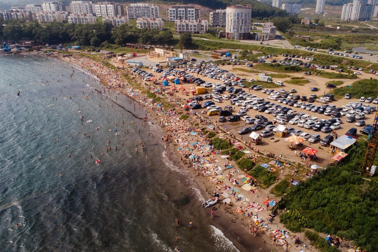 Владивосток пляжный отдых. Пляж Патрокл Владивосток. Пляж бухты Патрокл. Море бухта Патрокл. Бухта Шамора Владивосток летом.