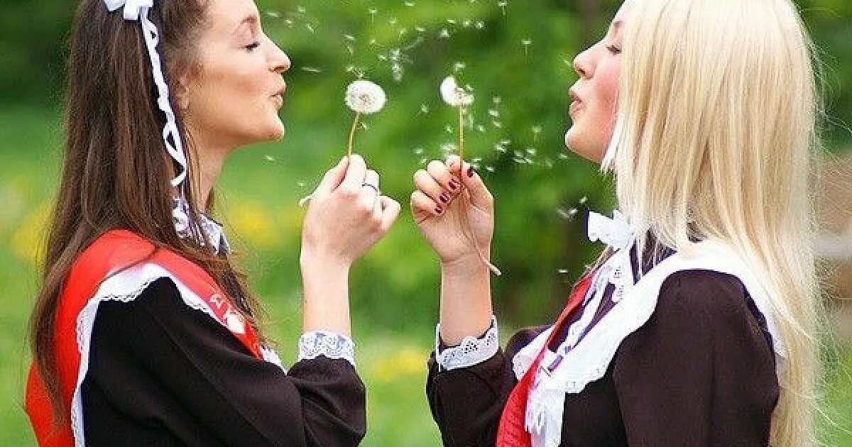 Школьные подруги. Красивые старшеклассницы. Подруги в школе. Подруги в школе. Подруги в школе.