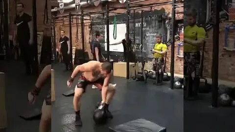 Спортсмен поднимает гирю массой 12