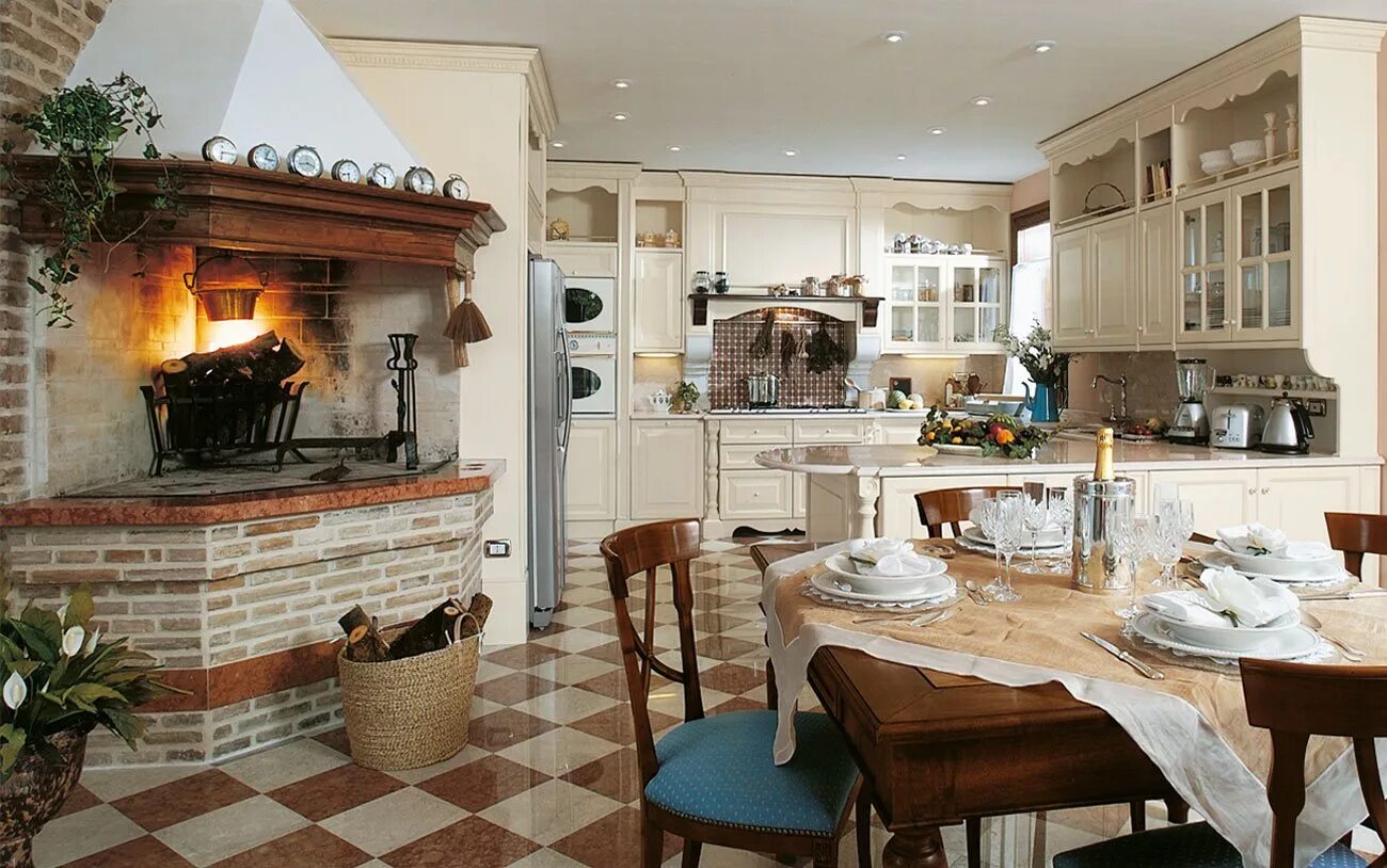 Кухня в итальянском стиле. Кухня с камином. Итальянский стиль в интерьере. Камин и кухня в интерьере.