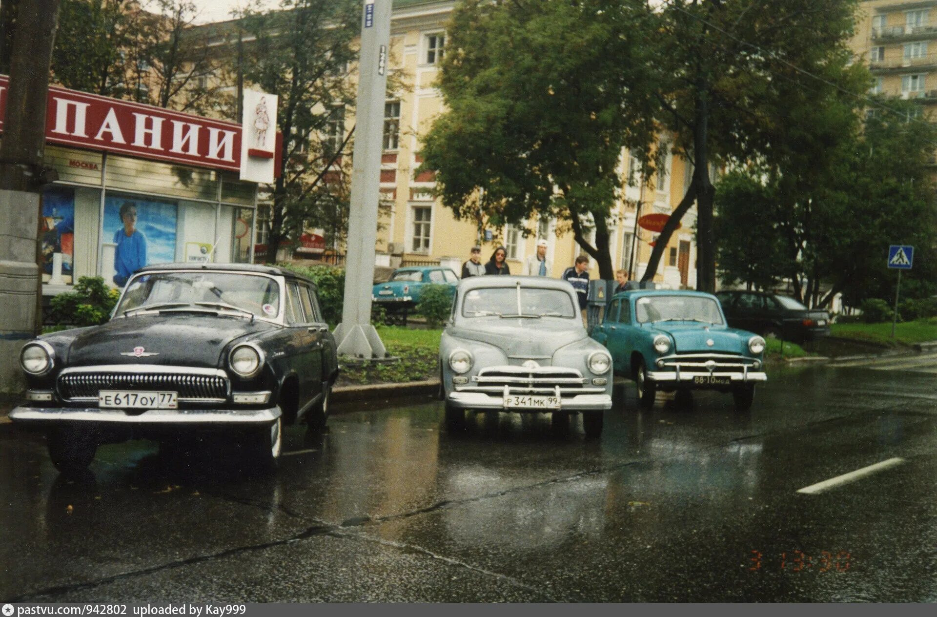 Начало 2000 х годов в россии. Машины в 90-е годы. 90е машины. Автомобили на улицах Москвы в 90-х годах. Иномарки в 90-х в России.