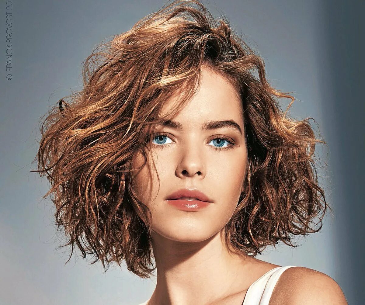 Стрижка каскад на короткие волнистые волосы. Волнистый боб 2020. Стрижка на кудрявые волосы средней длины. Прически на вьющиеся волосы средней длины. Стрижки на средние кудрявые волосы.