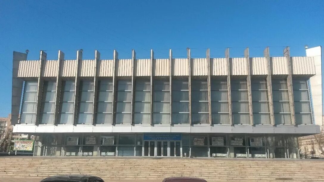 Луганск здания. Луганский академический областной русский драматический театр. луганский театр луспекаева. драмтеатр луганск луспекаева.
