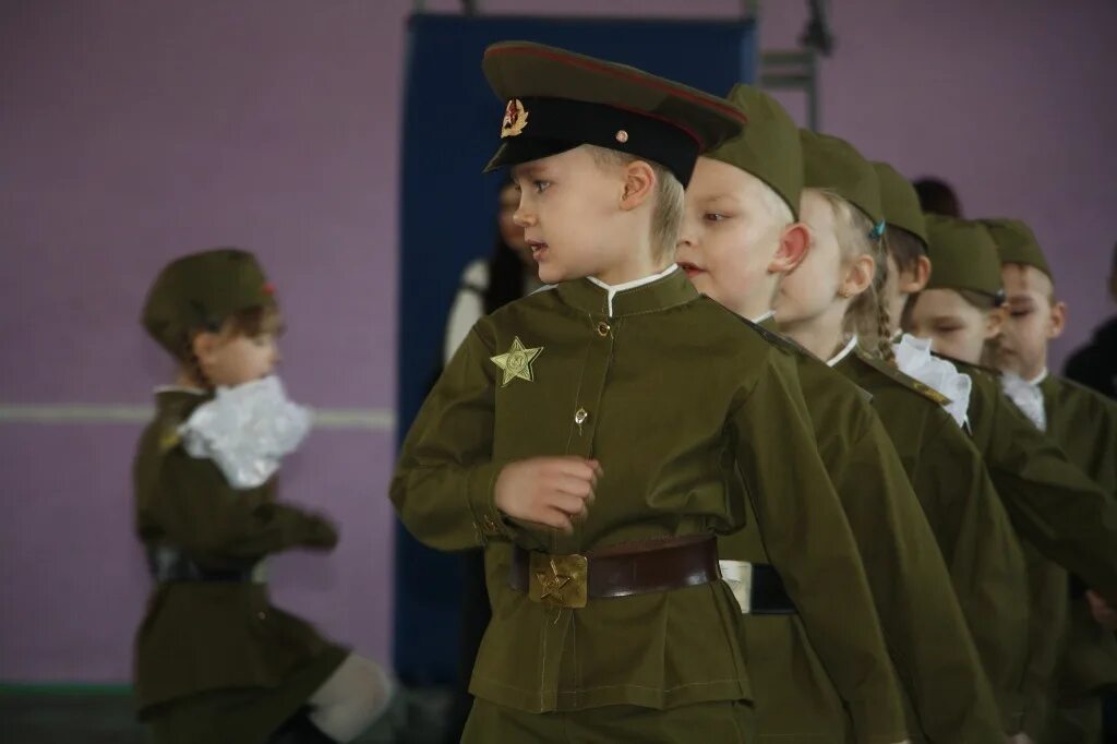 Военные мероприятия в школе. Мальчик в военной форме. Детская Военная форма. Школьники в военной форме. Дети в военной форме.