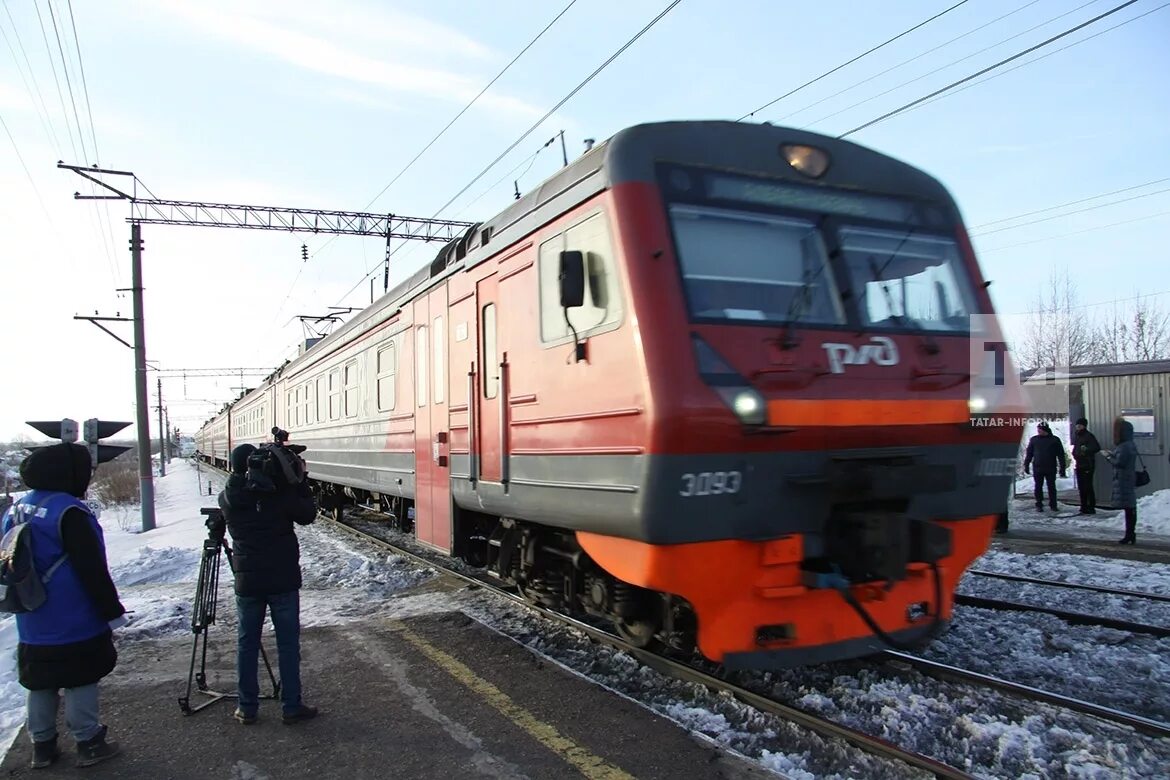 Почему остановилась электричка. Электричка Албаба зеленый дол. Свияжск электричка. Электричка татар-информ. Свияжск остановка электрички.