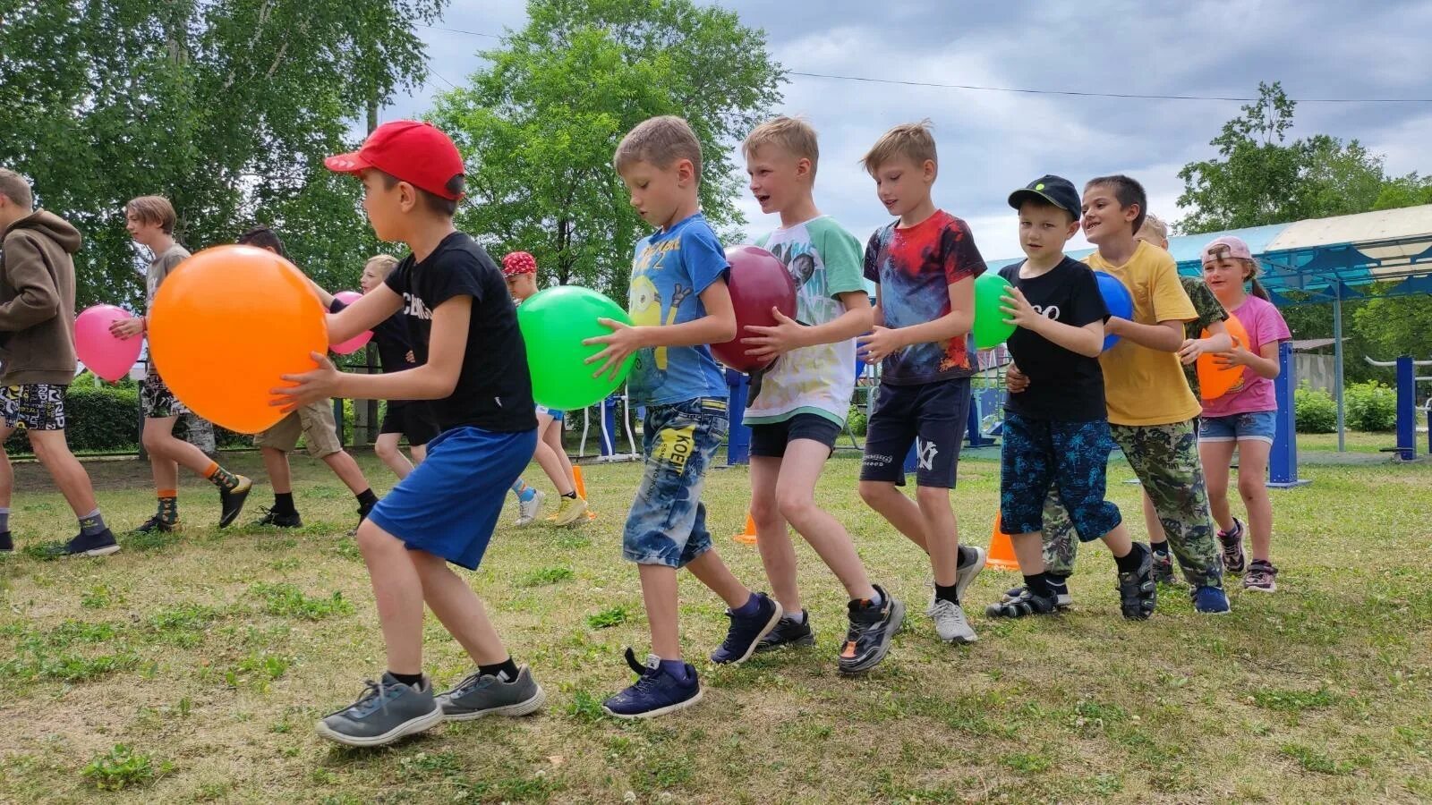 Командная игра в мяч 6. Эстафеты с воздушными шарами в детском саду. Карусель игровых программ. Подвижные игры с воздушными шарами. Игра с огромными шарами.