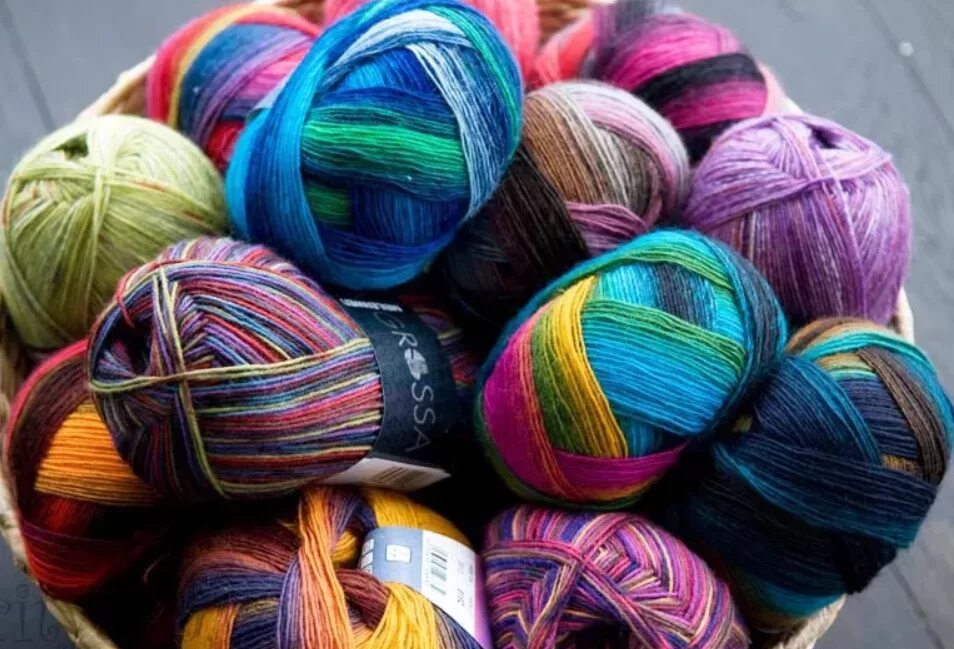 Современные нитки. Разноцветные нитки. Пряжа. Нитки для вязания. Разноцветная пряжа.