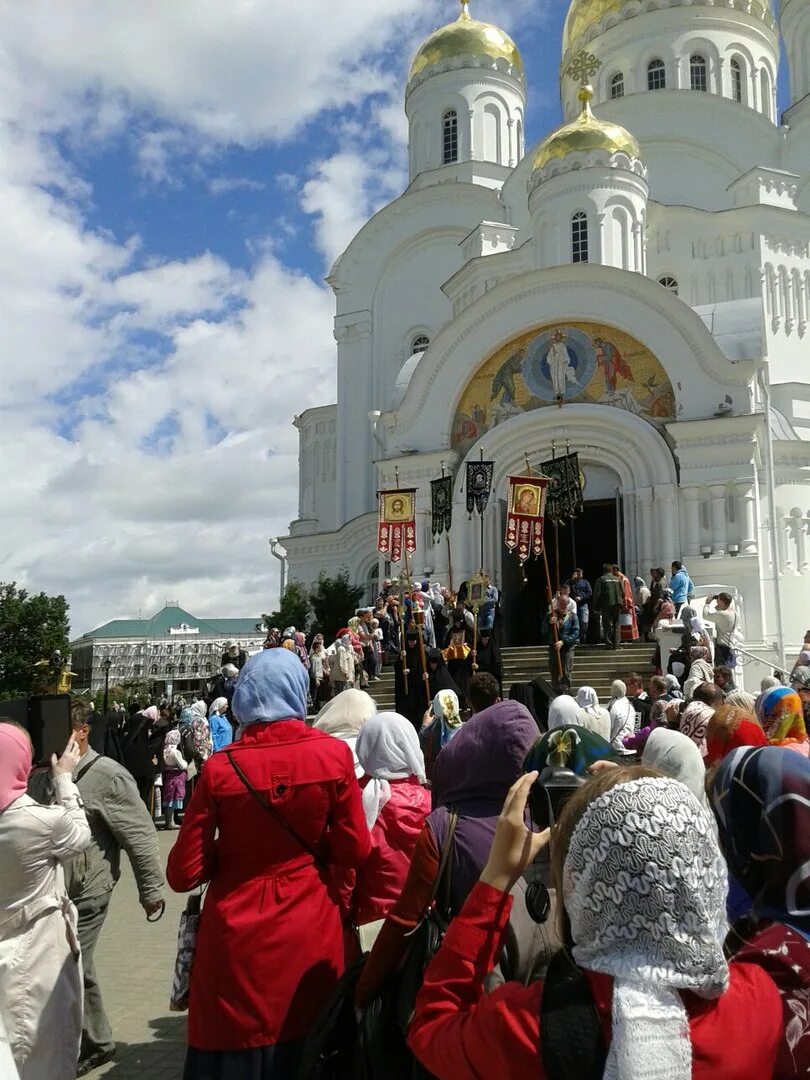 Погода в дивеево на неделю. Дивеево паломнический. Дивеево паломнический монастырь. Дивеево монастырь паломнический Кострома. Паломники в Дивеево.