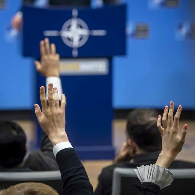 Руками нато. Марис Риекстиньш. Рука НАТО. Заседание НАТО. Собрание НАТО.