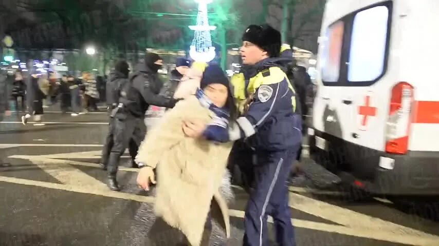 В петербурге задержали мигрантов в новогоднюю ночь. В петербурге задержали мигрантов в новогоднюю ночь