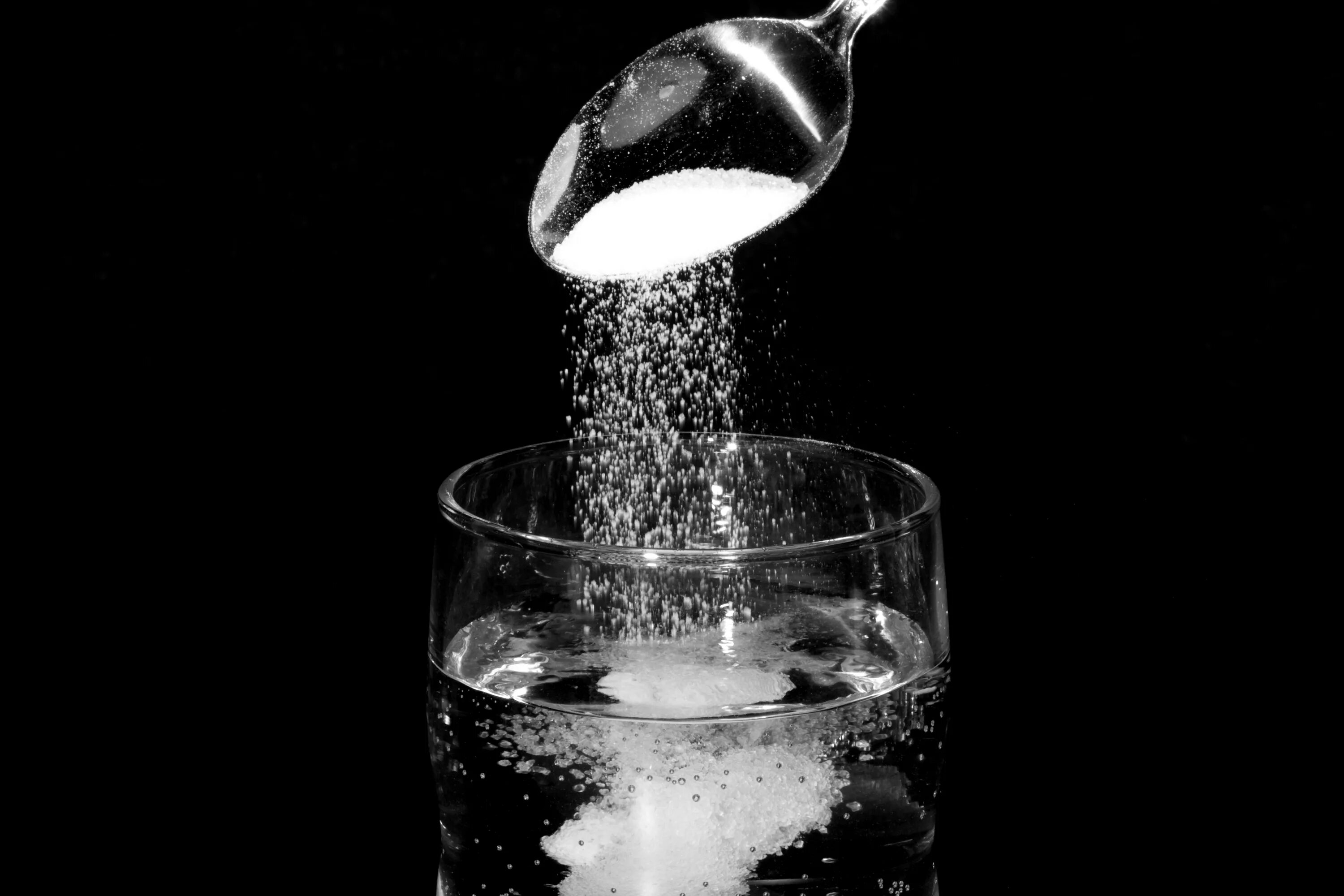 Растворение черный. Растворение в воде. Сахар в воде. Стакан воды. Соль растворяется в воде.