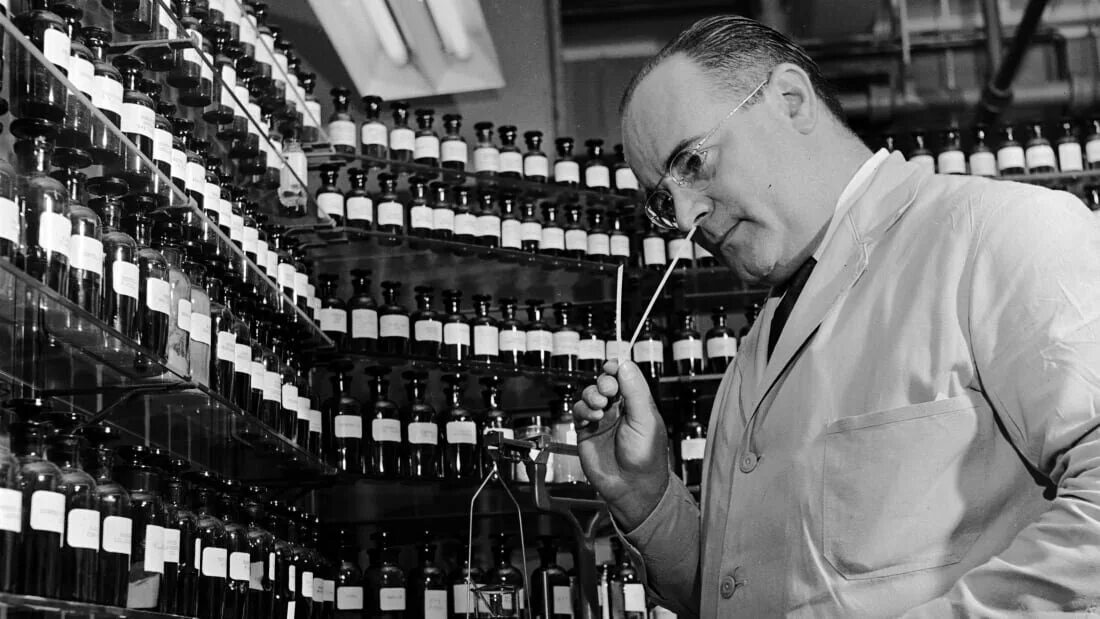 Парфюмер профессия. Как называется профессия духов. Как называется профессия духов. Парфюмер профессия. Лаборатория парфюмера.