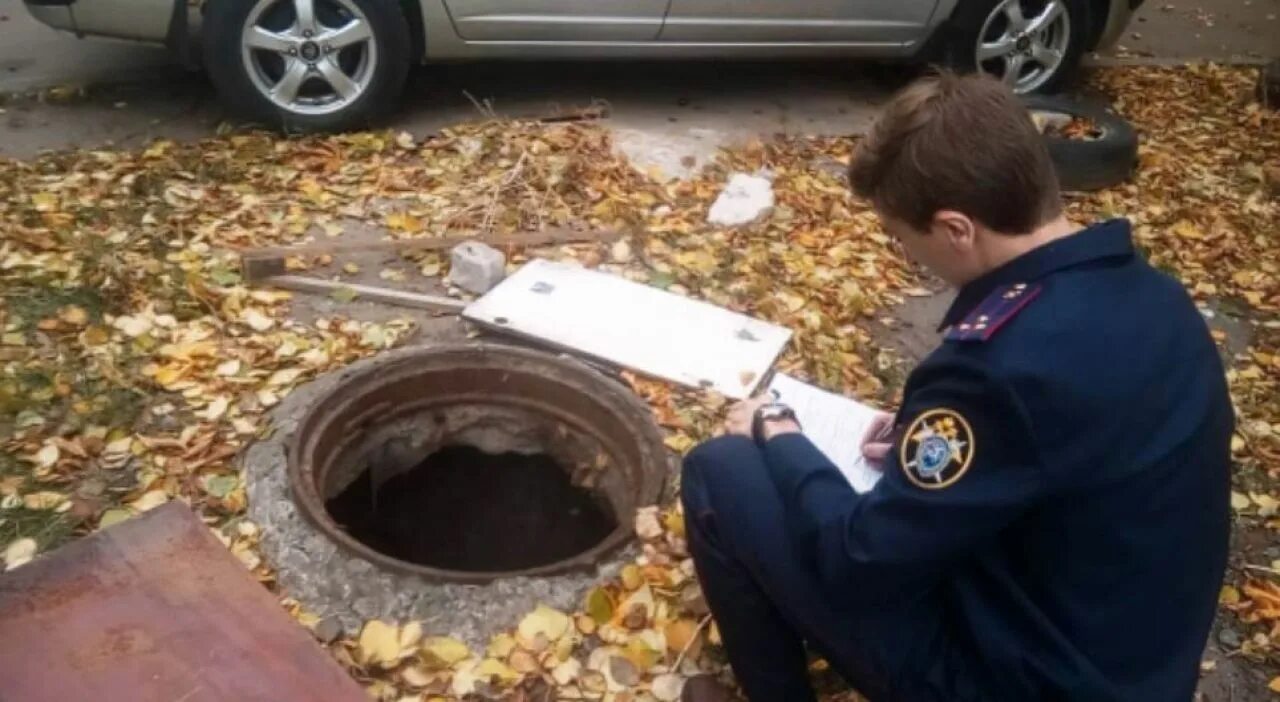 Падает в люк. Провалился в канализационный люк. Открытый люк. Девочка провалилась в люк. Упал в канализационный люк.