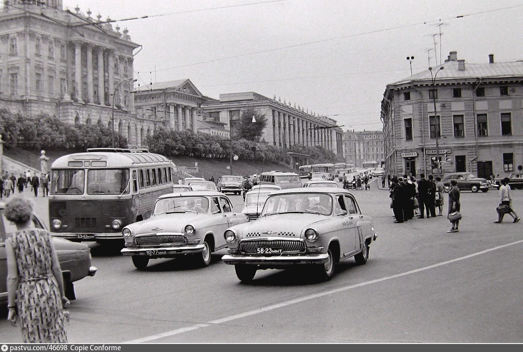 СССР Волга 60е. СССР Москва 70-е. Моховая улица в 70-е. Проспект Маркса Москва СССР.