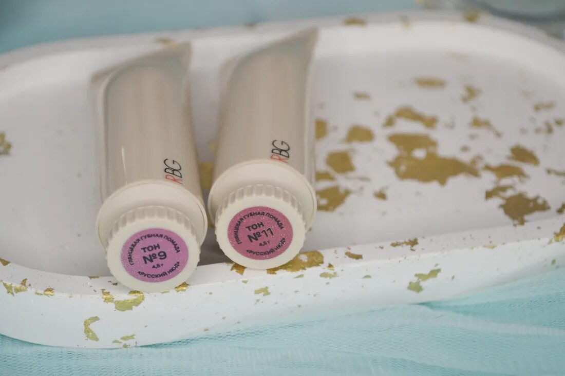 Русский нюд помада. Бьюти бомб помада бальзам для губ свотчи. Russian beauty guru глянцевая помада-бальзам "русский нюд" свотчи. Russian guru. Russian guru.