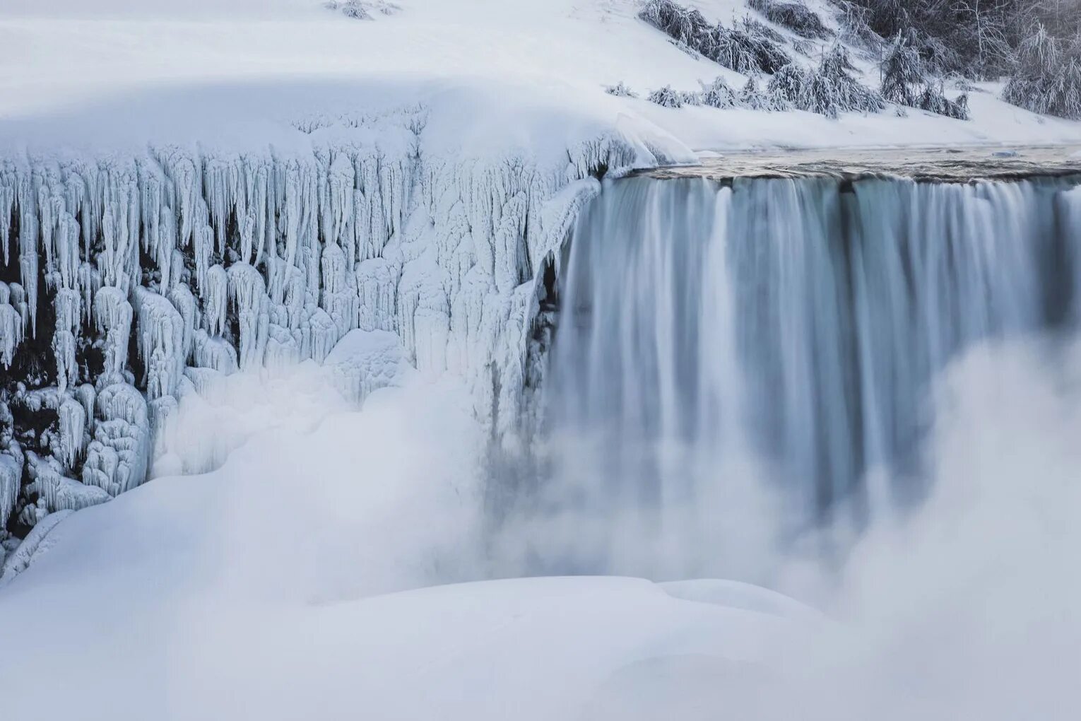 Зима фото водопад. Ниагарский водопад замерз. Замёрзшие водопады в Саянах. Замерзший Ниагарский Ниагарский водопад. Ниагарский водопад зимой.