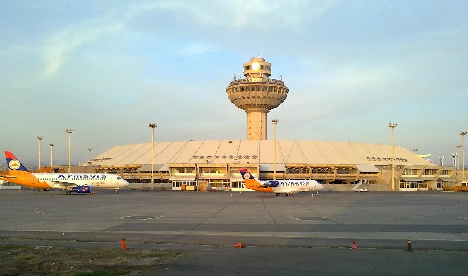 Аэропорт Армении Ереван. Международный аэропорт Звартноц. Армянский аэропорт Звартноц. Аэровокзал «Звартноц» в Ереване.