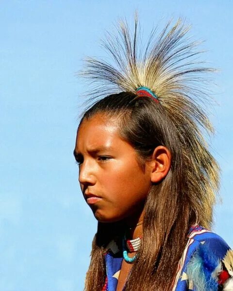 Индейцы цвет. Кожа индейцев. Цвет кожи индейцев. Прически индейцев Навахо. Индейские цвета.