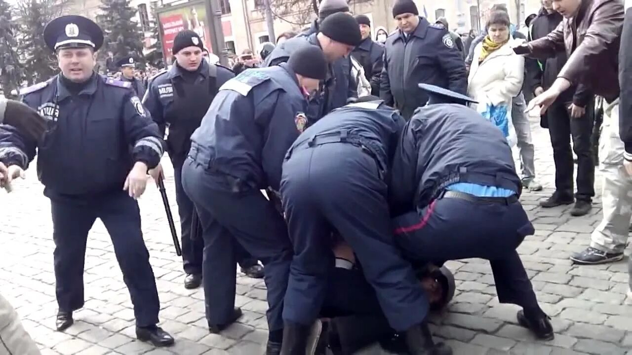 Протесты в донецке 2014. 1450. Турчинов 7 апреля 2014. Луганск митинг. Порнозвезда келли стюарт.