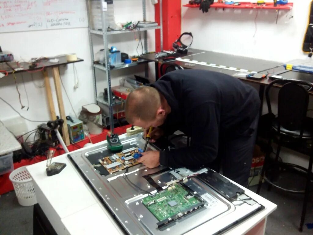 ремонтные мастерские по телевизору. телевизионный мастер. телемастер видео. мастер чинит телевизор. ремонт телевизоров мастер.