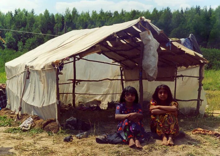 В 3 палатках жили. Национальное жилище цыган. Кочевая жизнь цыган. Цыганский шатер. Цыганская палатка.