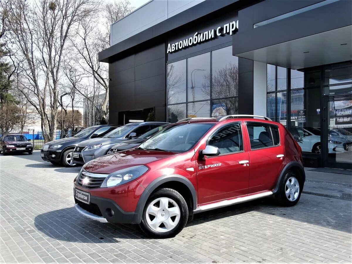 Renault Sandero Stepway 2012 красный. Фотография стервей. Как выглядит Рено Сандеро в Европе фото. Какой автомобиль купить на автомате Рено Сандеро степвей или Пежо 207. Купить машину в брянске области