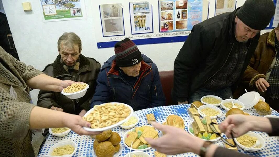 Социальное обслуживание бомж. Центр для бездомных людей. Питание в приютах для бездомных. Социальные услуги для бездомных. Приют для людей без определенного места жительства.