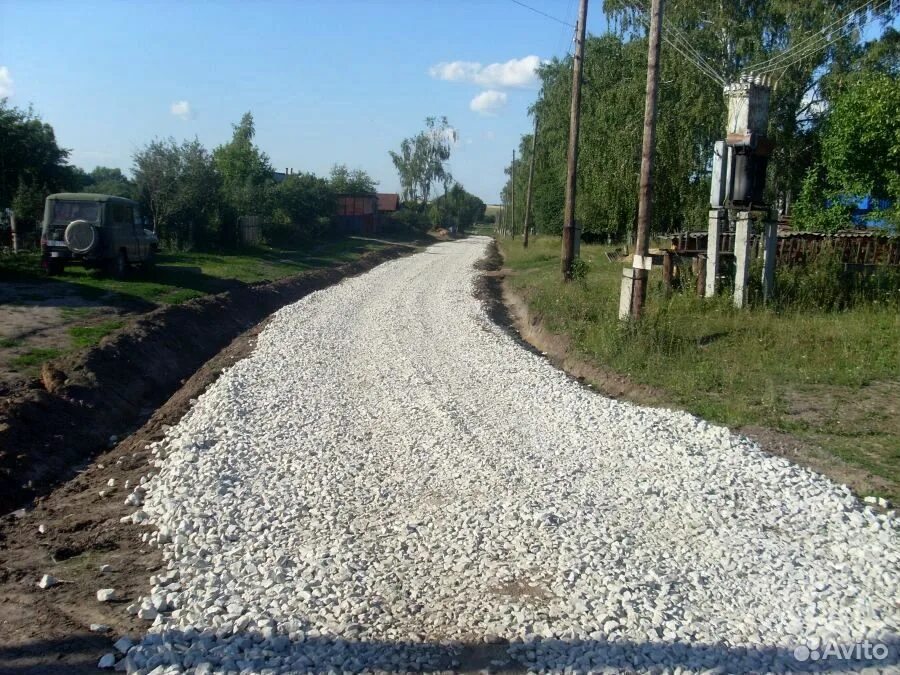 Село щебень. Расклинцовка щебеночного основания. Отсыпка щебнем. Дорога гравий. Отсыпка дороги щебнем.