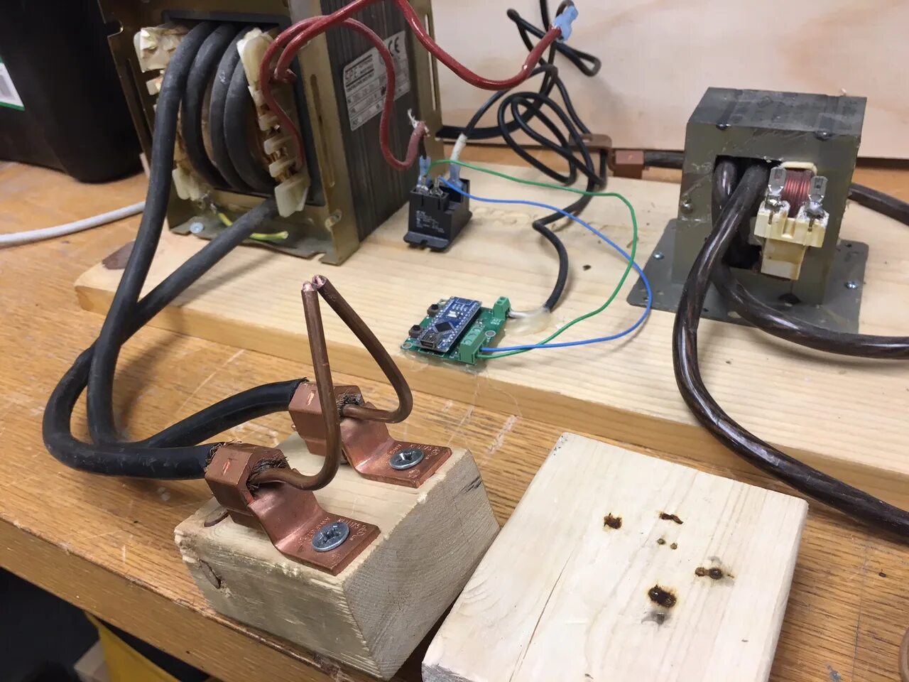 How to Turn a Microwave Oven Transformer into a High Amperage Metal Melter! Micr