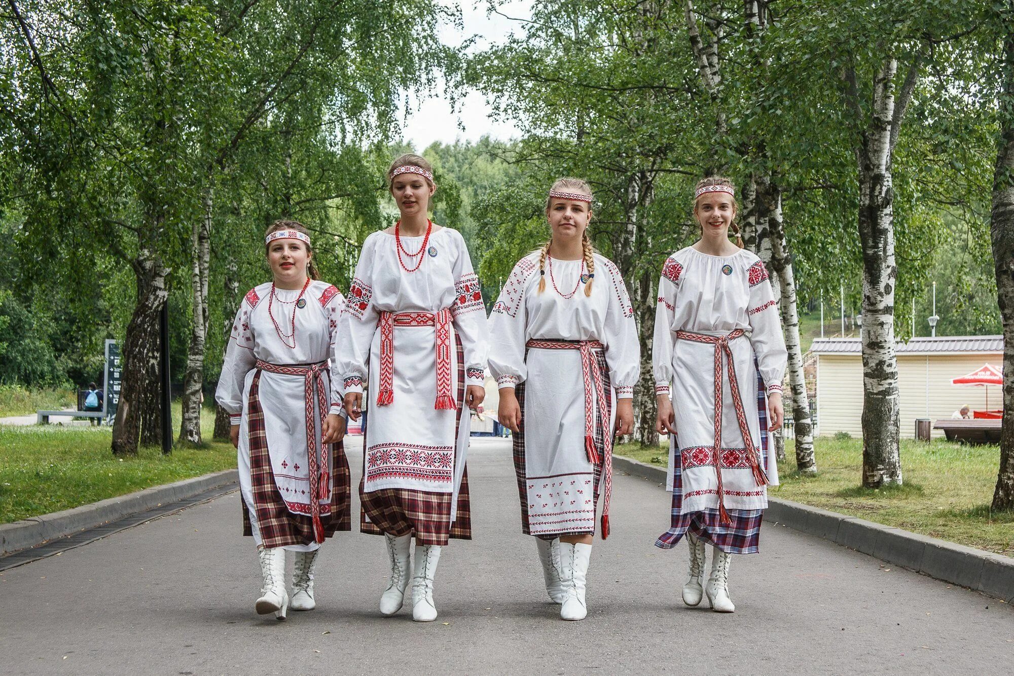 Белорусские национальная культура. Белорусы народ. Люди в белорусских костюмах. Национальный костюм Белоруссии. Культура белорусов.