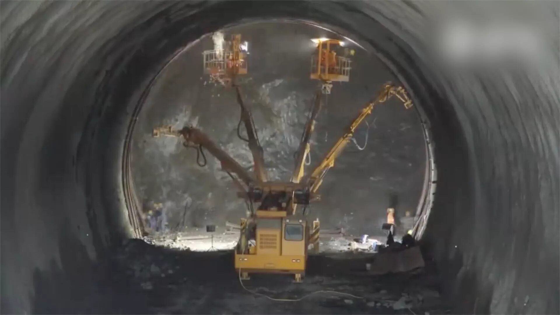 Рабочие прокладывают тоннель 500 3 10. Машина для прокладывания тоннелей. Машина для рытья тоннелей. Буровые машины для прокладки туннелей. Строительство тоннелей.