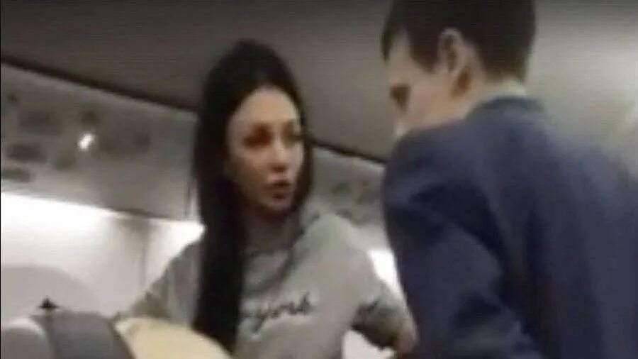 дебошир в самолете сочи москва. пьяная девушка в самолете. стюардесса в самолете. дебоширка в самолете. пассажирка дебош.